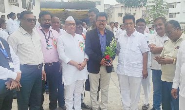 गोरख मोतीराम वाघ को आदर्श पुरस्कार से सम्मानित किया