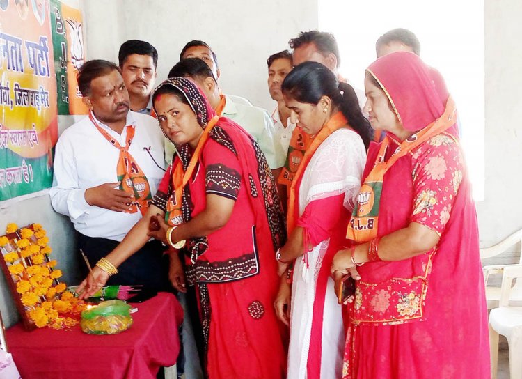 महर्षि वाल्मिकी की जयंति हर्षोल्लास के साथ मनाई, सफाई कर्मचारियों का किया सम्मान
