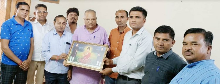 राजस्थान शिक्षक संघ अंबेडकर ने भाजपा अनुसूचित जाति मोर्चा राजस्थान के प्रदेश उपाध्यक्ष लक्ष्मण बडेरा को स्मृति चिन्ह भेंट कर किया बहुमान