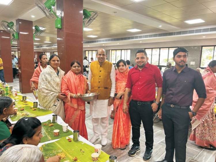 1100 अनाथ आश्रम के बच्चों को भोजन कराया