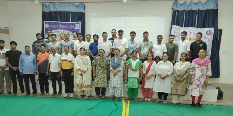 નવયુગ કોમર્સ કોલેજમાં વિશ્વ યોગ દિવસની ઉજવણી કરાઈ